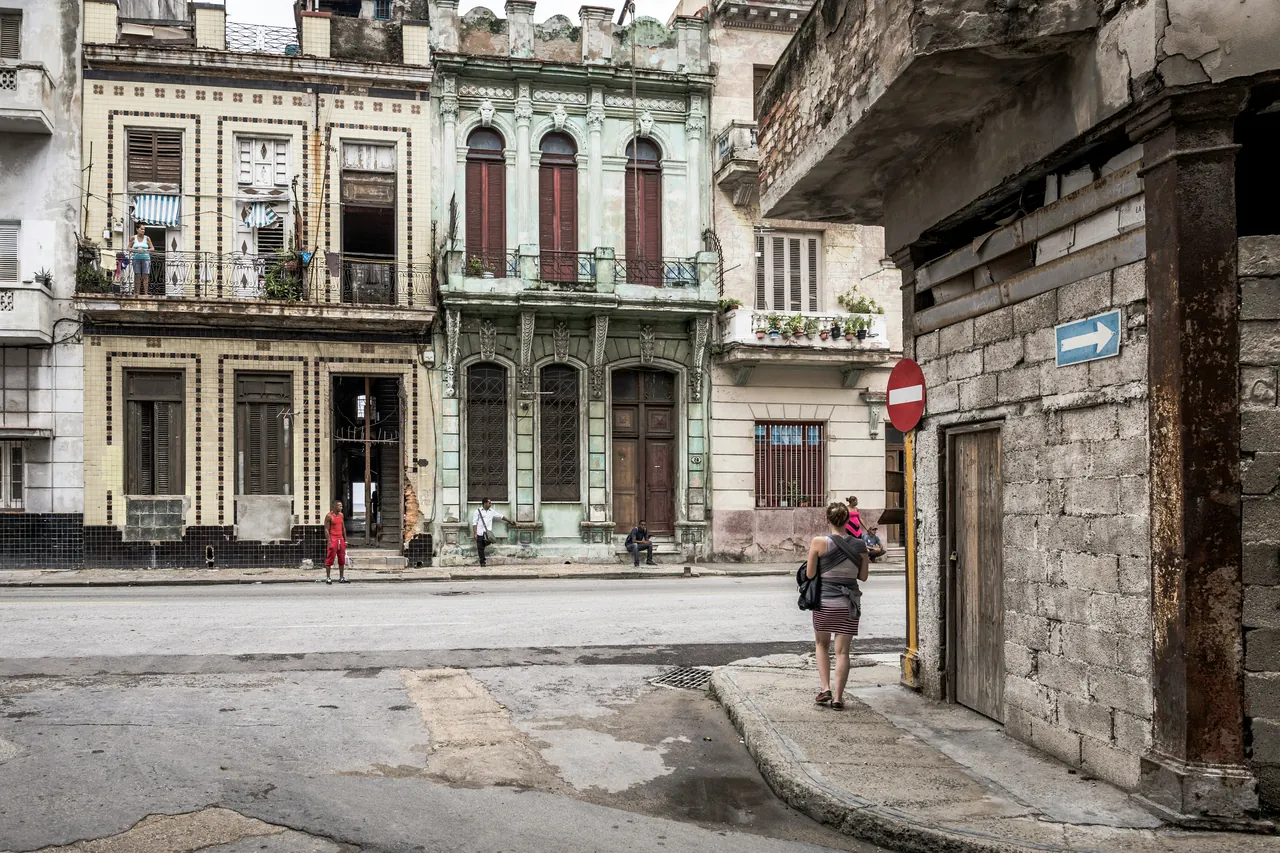 Walking in Old Havana. Photo by Isaac Quesada.