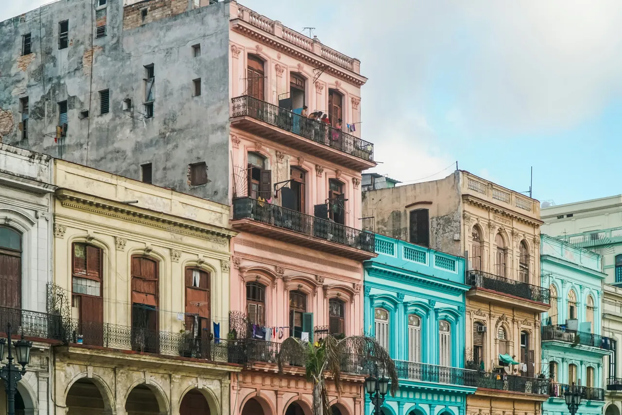Buildings in Old Havana. Photo by Tiago Claro.